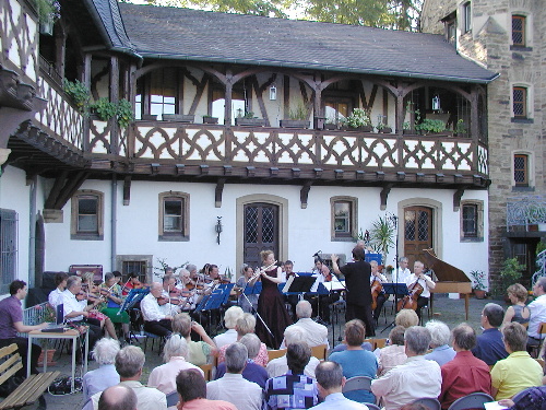 Orchester, Solistin Britta Bauer und Publikum